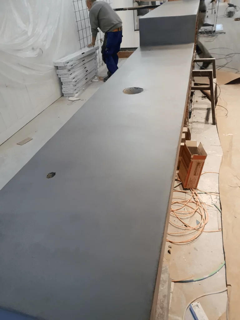 Microcemento en cocina suelos y escalera de acceso