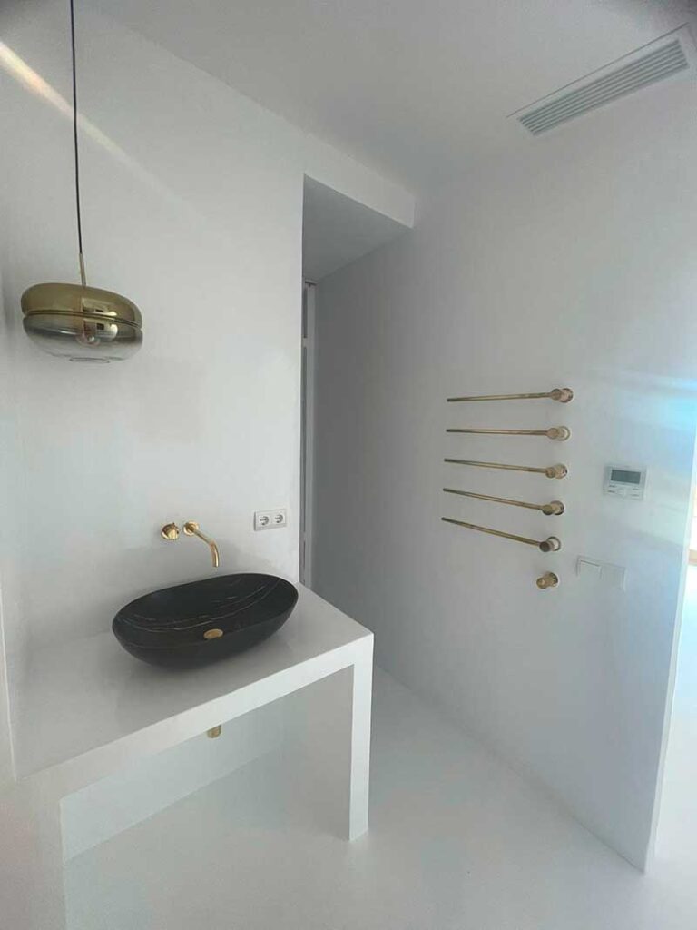 microcemento blanco en baño
