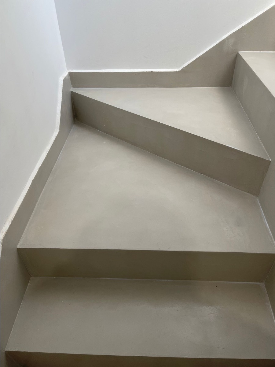 Microcemento escaleras beige