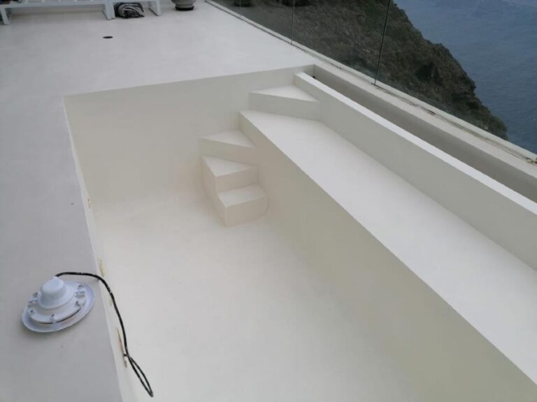 Microcemento blanco roto en piscina