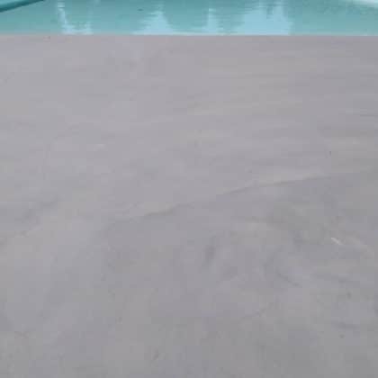 Microcemento gris piscina exteriores