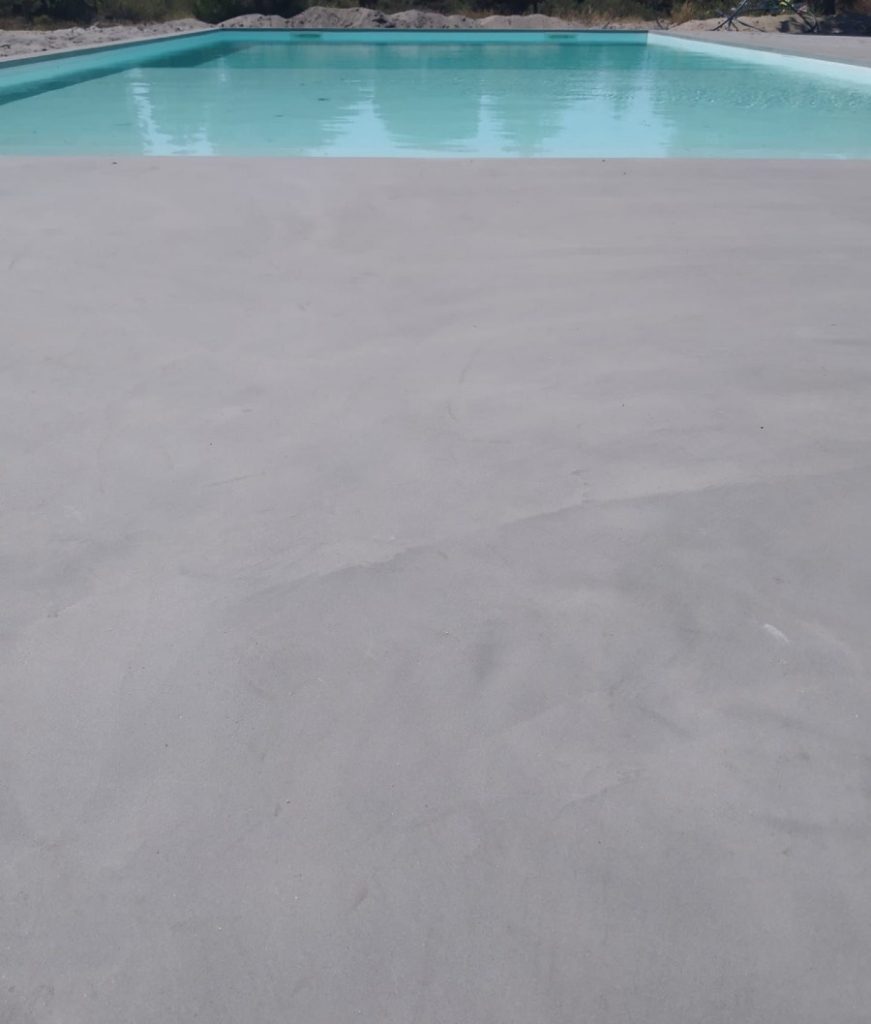Microcemento terrazas alrededores piscina

