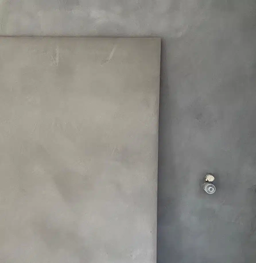 Micro entro muestras color gris en baño.