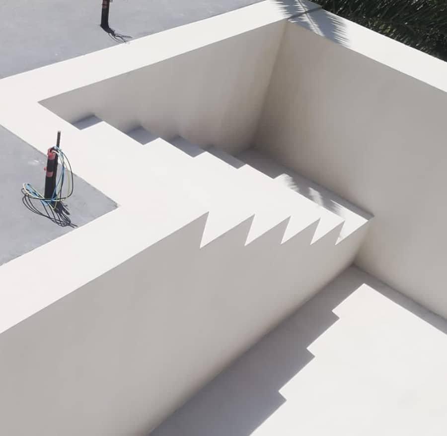 Escaleras blancas microcemento piscinas