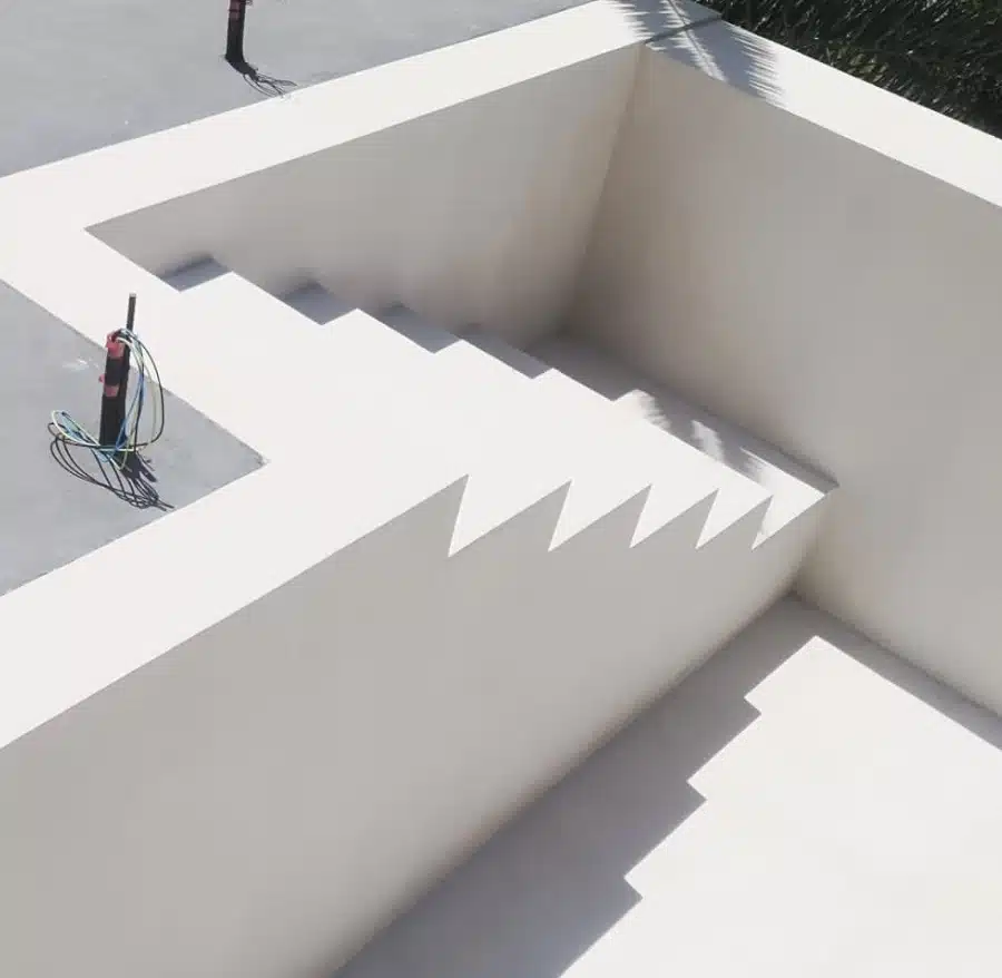 Microcemento Granada escaleras piscina blanca