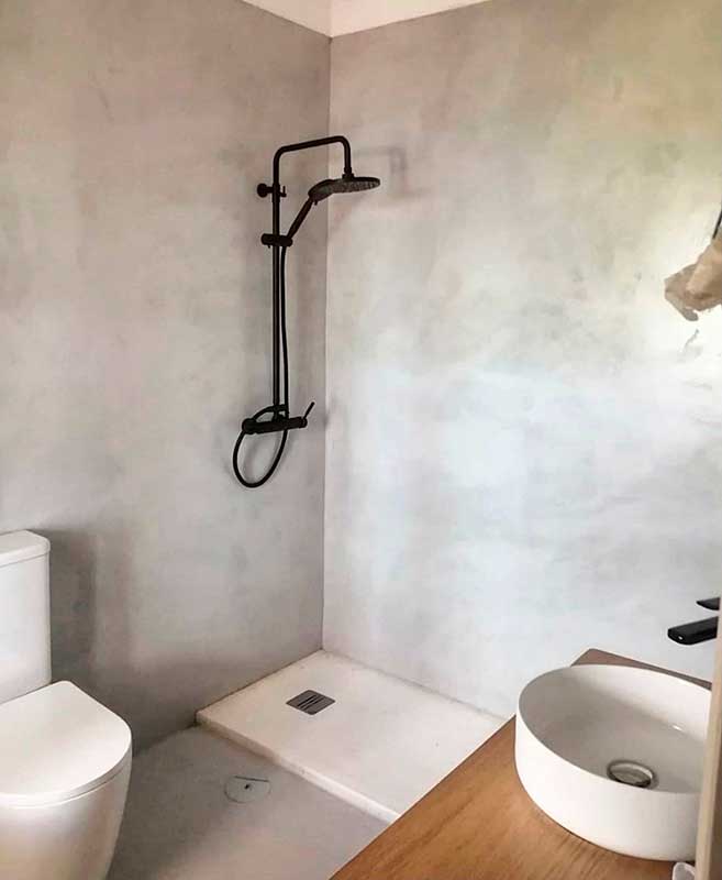 baño beige, ducha de microcemento.