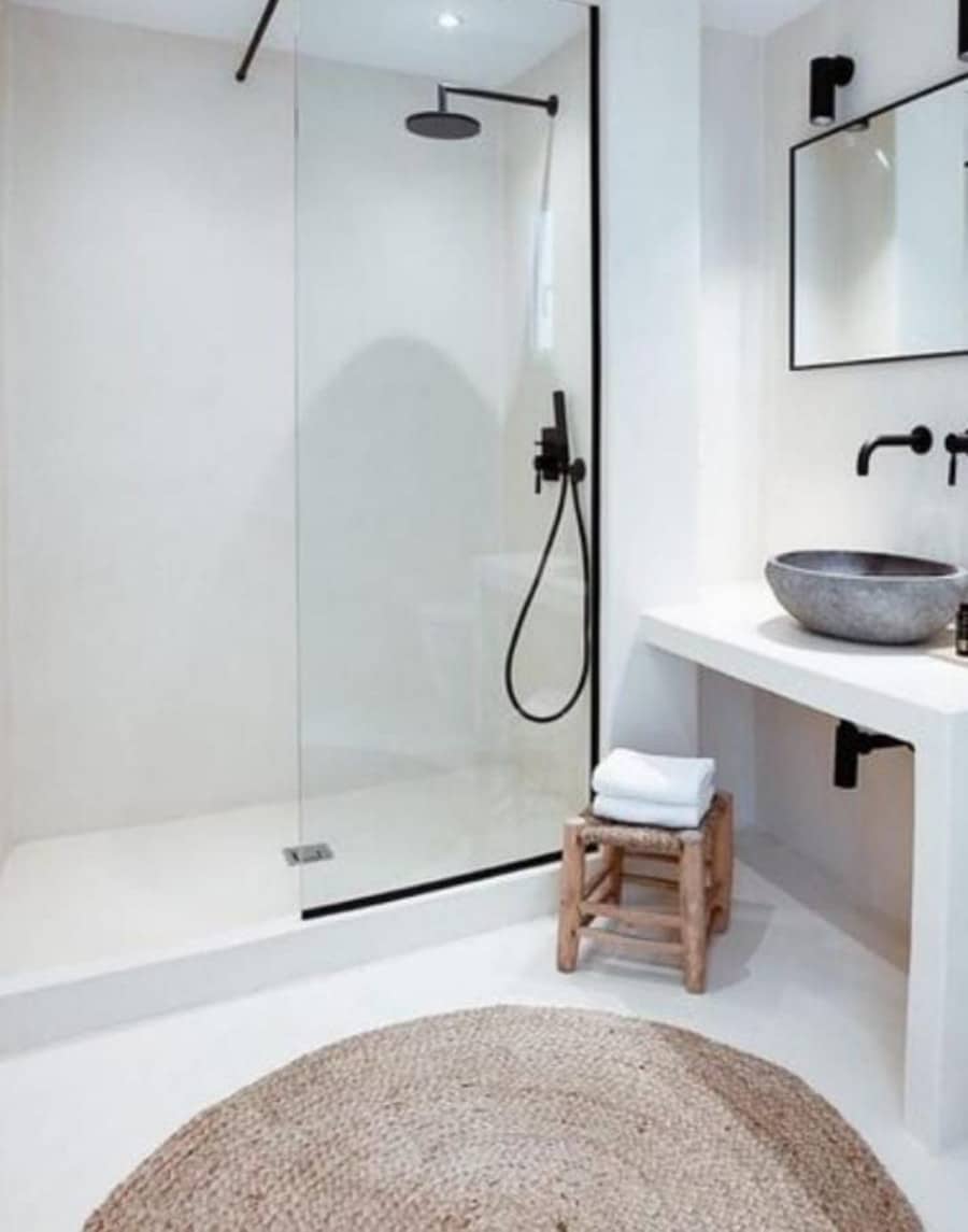 Microcemento León baño blanco 
