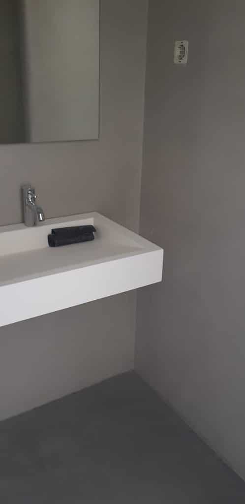 bano microcmento gris y beige