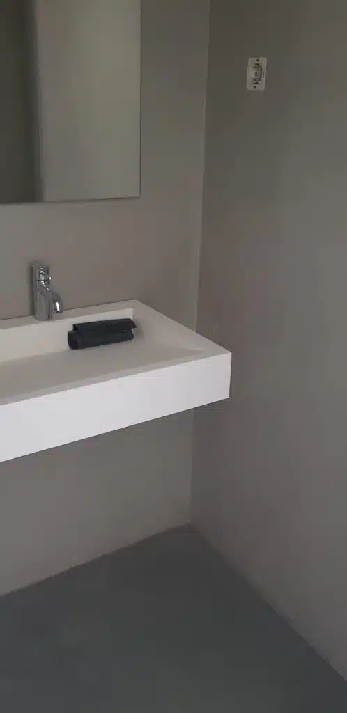 bano microcmento gris y beige