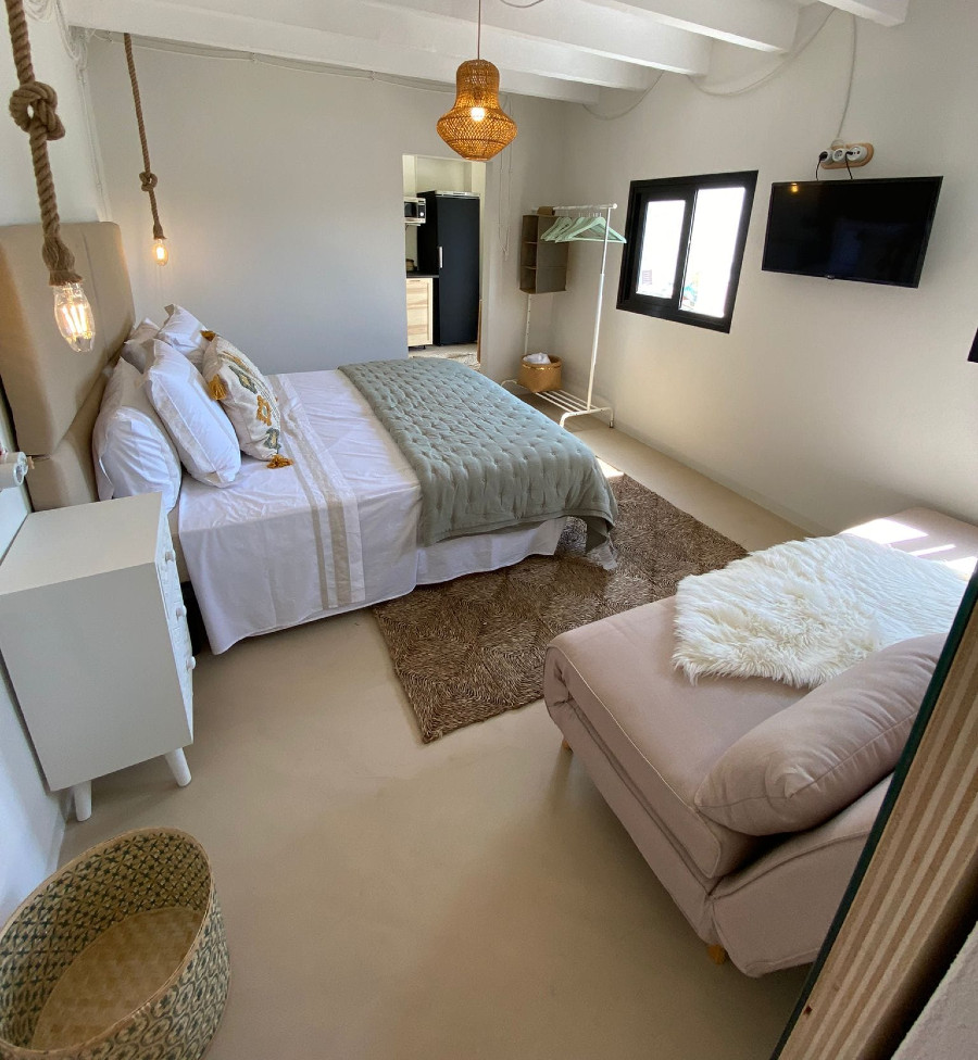 Habitación con suelo de microcemento de color marrón