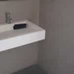 microcemento-gris-y-marron-baño