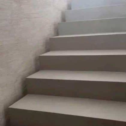 microcemento-marron-escaleras