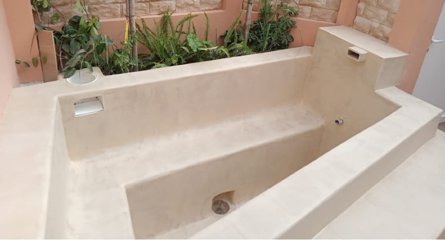 Microcemento jacuzzi beige