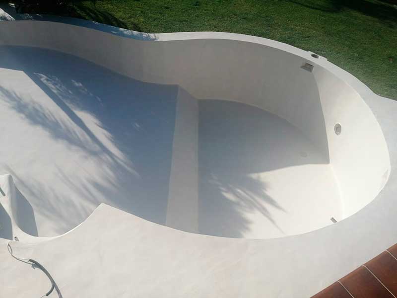 Microcemento piscina blanca en Villa de Formentera 