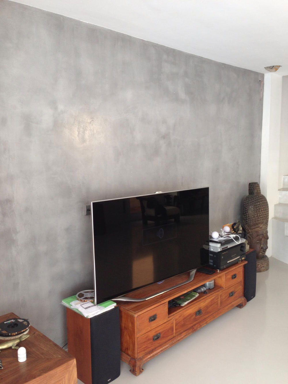 beton cire en pared tonos gris medio,