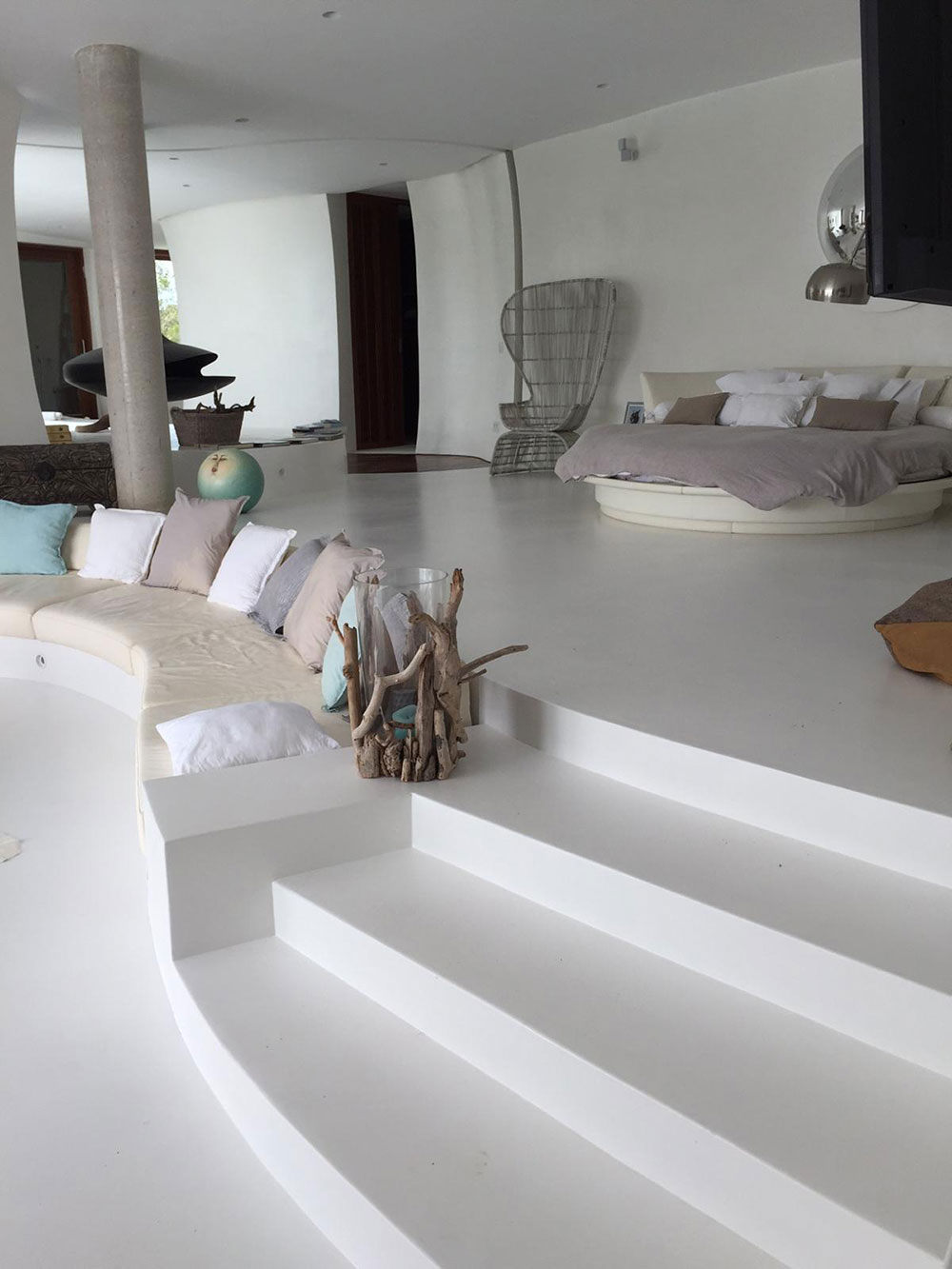 Microcemento en Tarragona, casa de color blanco en la costa