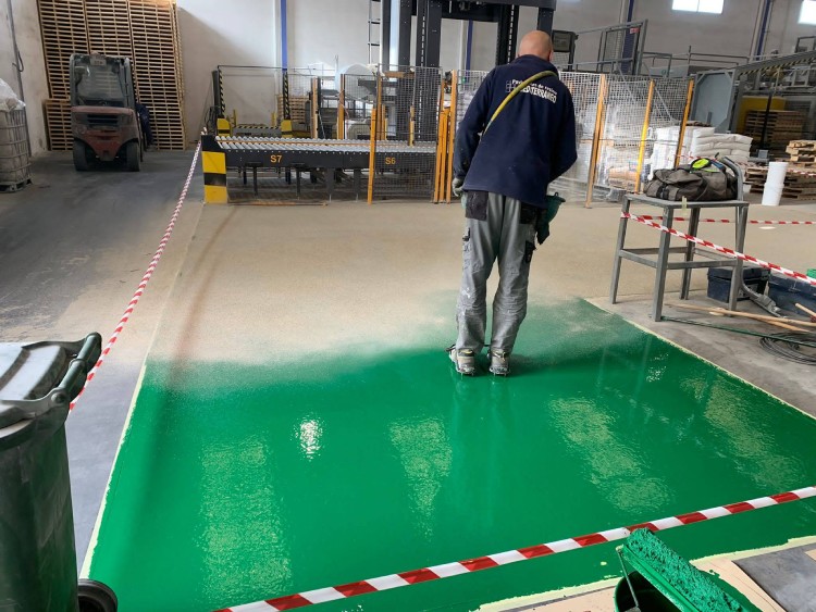 Resinas epoxi en Madrid 7 espolvoreado de árido en resina sanitaria
