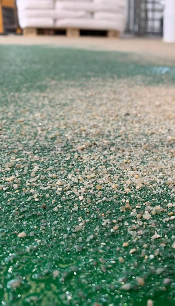 Espolvoreado de arido en Nave industrial de Burgos, resinas sanitarias antideslizantes