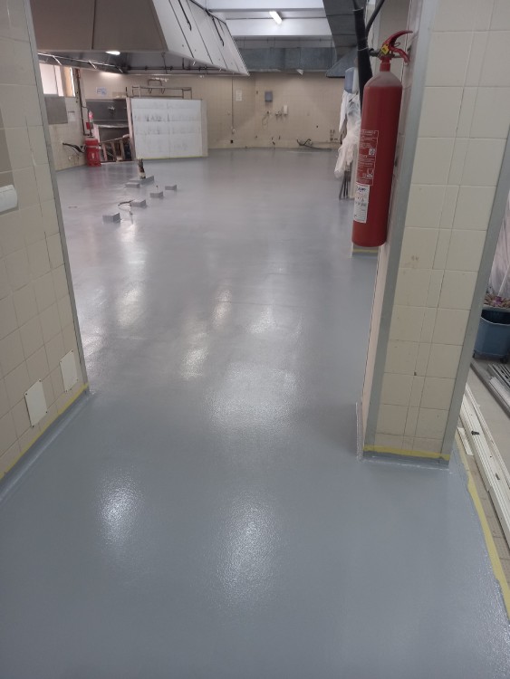 Resina en cocina industrial
