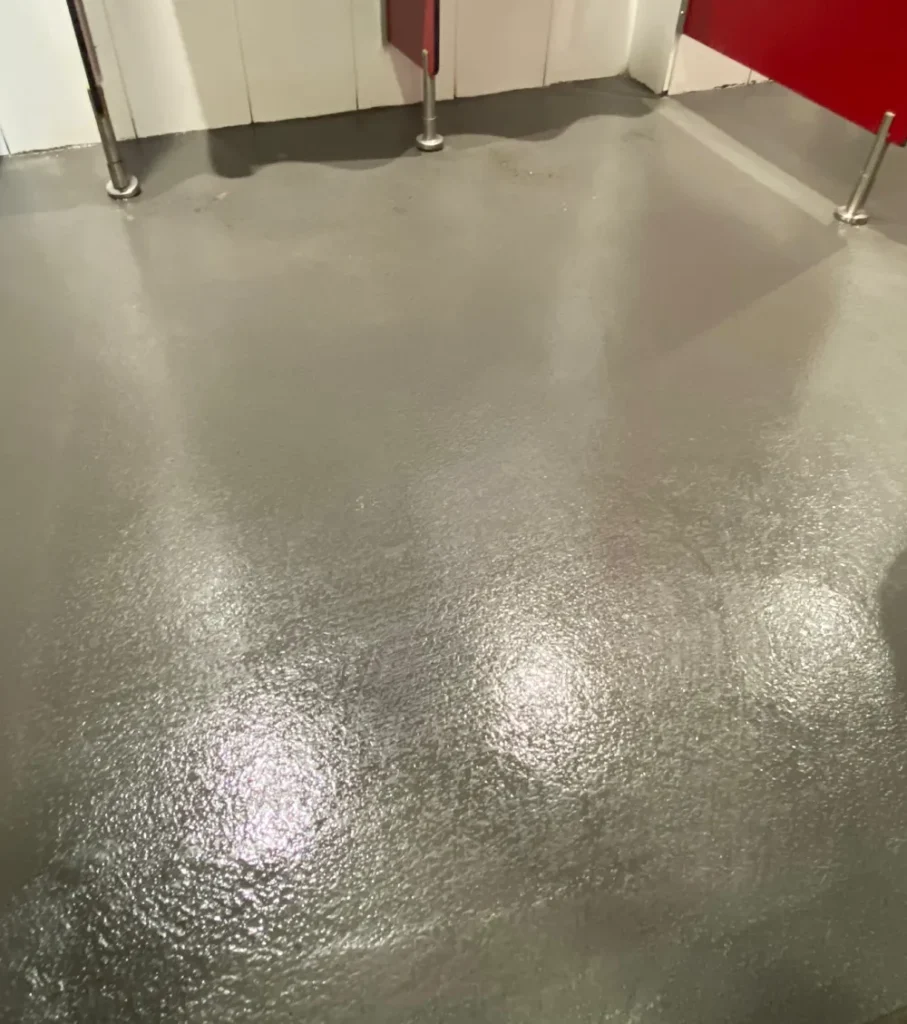 Resina epoxi sanitaria C3 con espolvoreado de arido