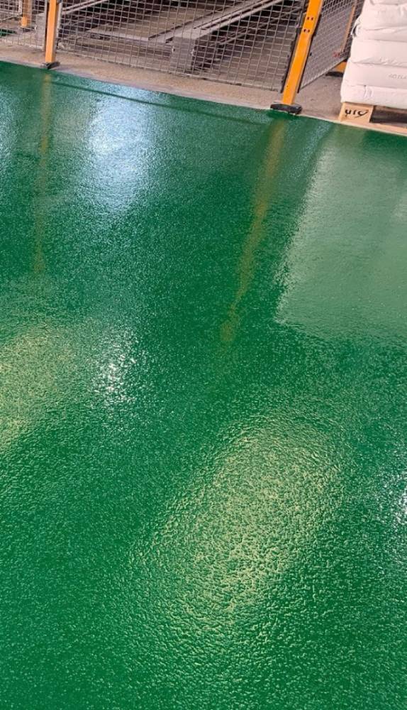 Suelos de resinas epoxi en Burgos, Nave industrial con suelo antideslizante.