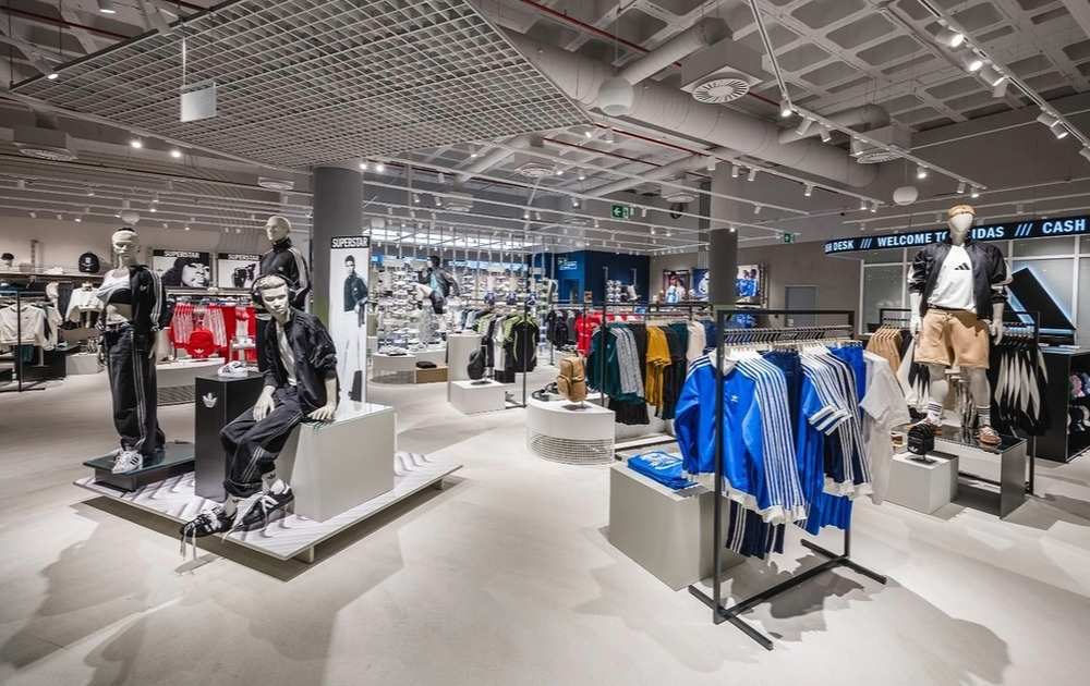 Microcemento en tienda de adidas color beige