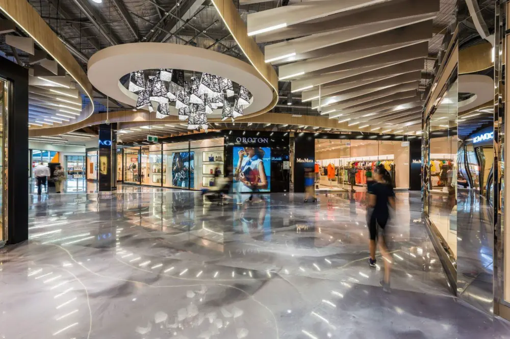 Suelos de resina epoxi transparente en centro comercial.