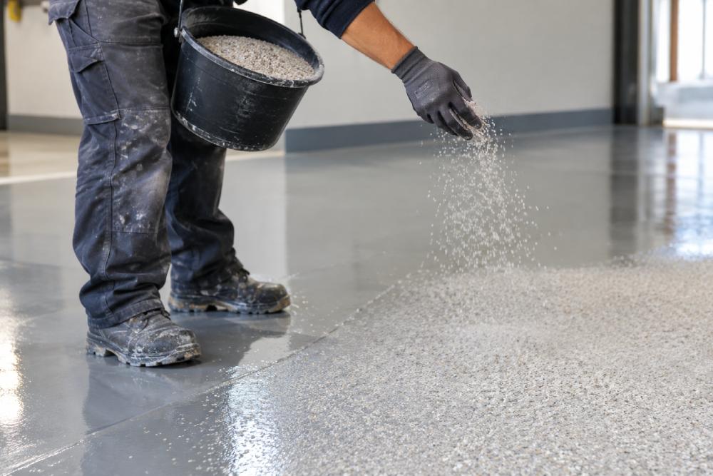 espolvoreando arido sobre resina proceso antideslizante